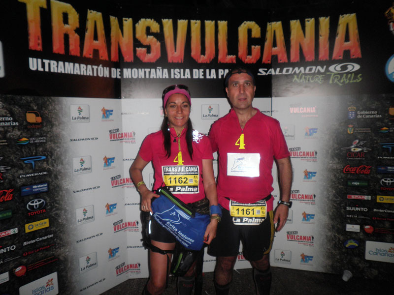 Eloina Perandones y hermano en el fotocall de la Transvulcania