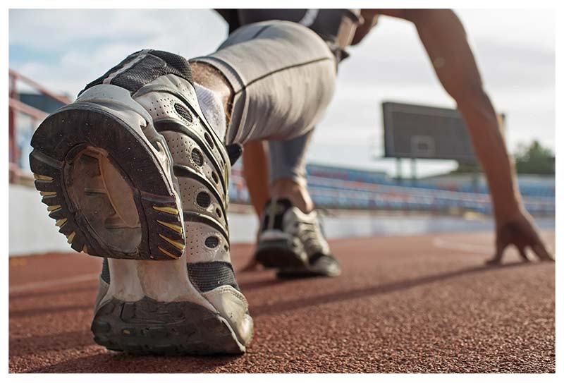 Andar descalzo, correr con zapatillas