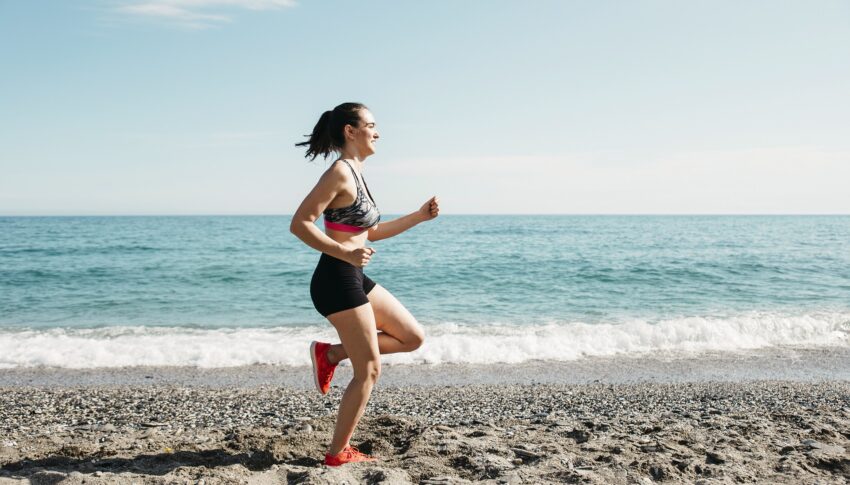 correr playa descalzo